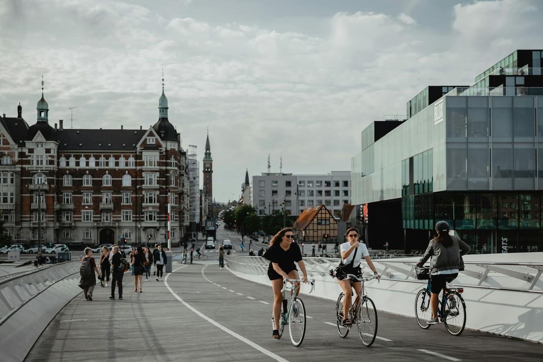 Датчане на велосипедах и пешком на улицах Копенгагена