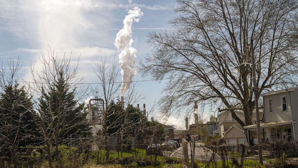 ФОТО: столб дыма поднимается над жилыми и коммерческими зданиями на нефтеперерабатывающем заводе Делавэр-Сити 11 апреля 2022 года в Нью-Касле, штат Делавэр.