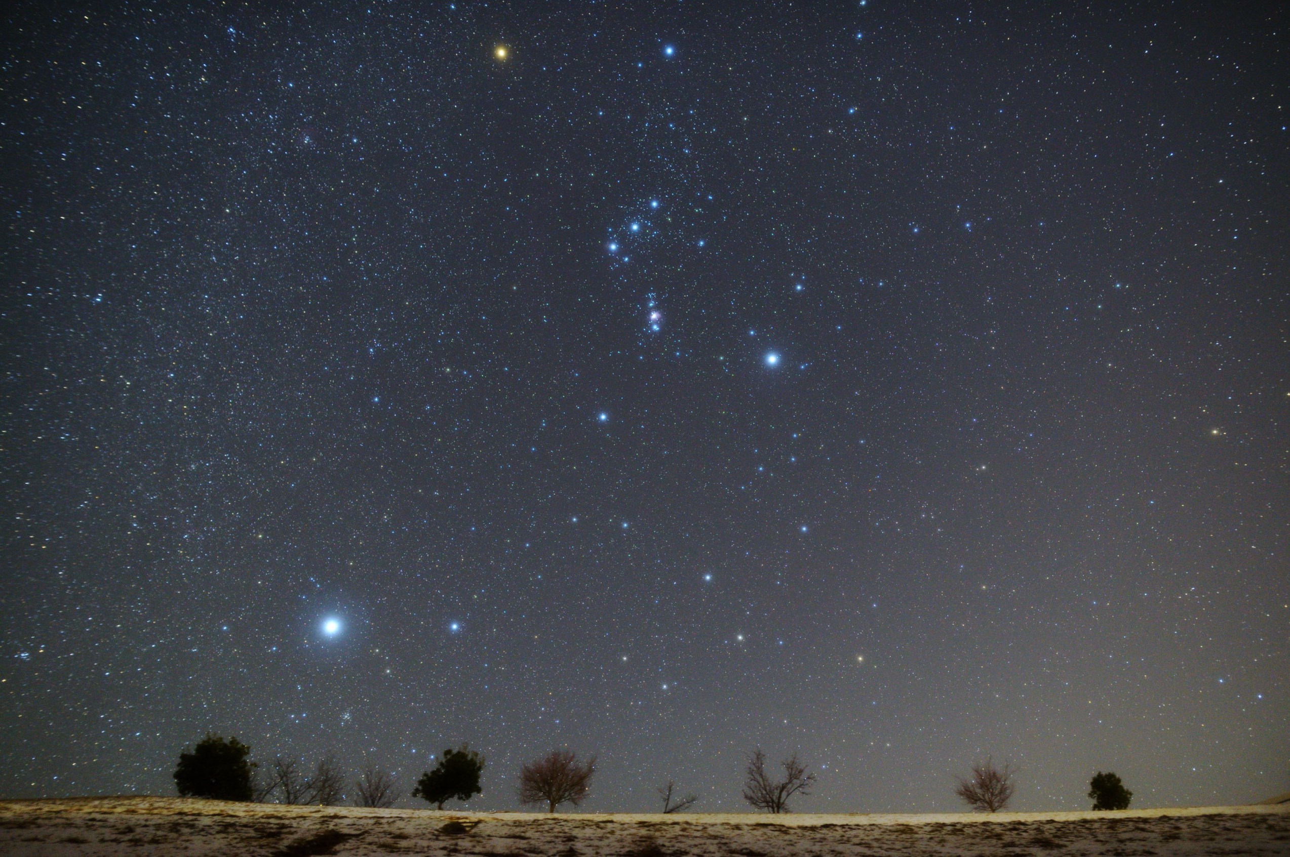 Ярчайшая звезда ориона. Ореон Бетельгейзе. Сириус Орион Беттельгейзе. Созвездие Ореон и земля. Созвездие Орион пояс Ориона.