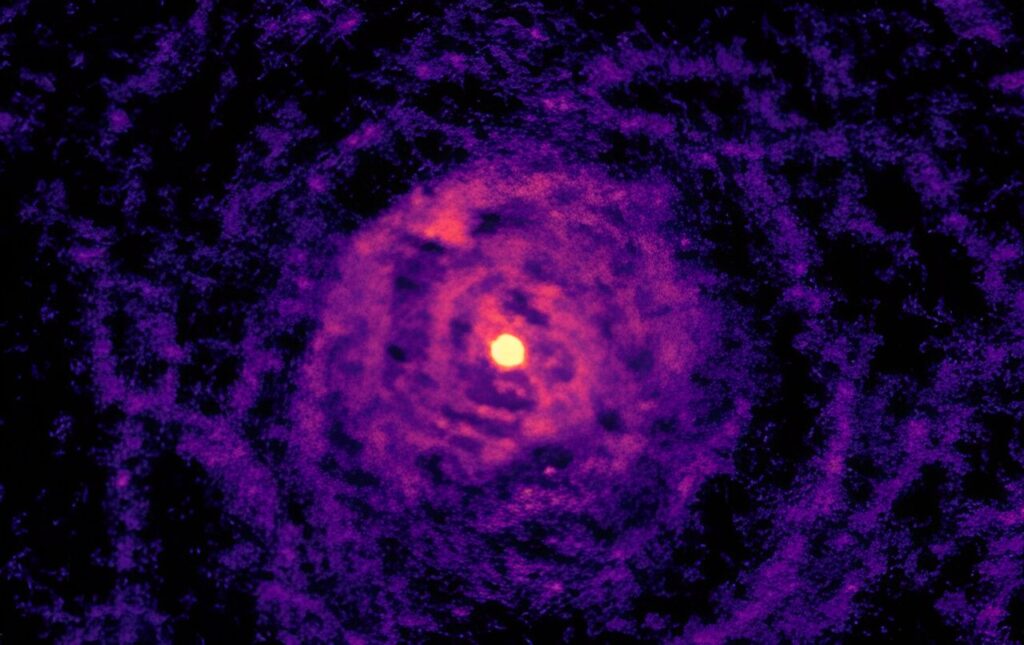 Полученное с помощью ALMA изображение умирающей звезды