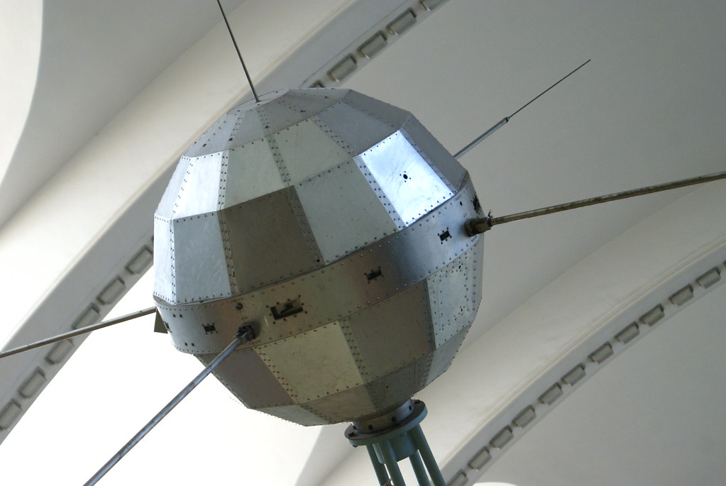 Копия спутника «Дунфан Хун-1» в музее