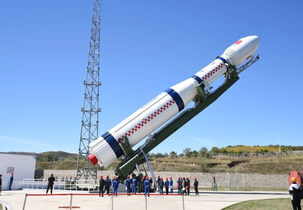 Подготовка ракеты «Чанчжэн-6» к старту