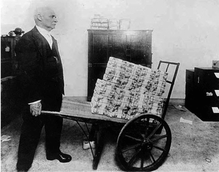 инфляция деньги тачка старое время